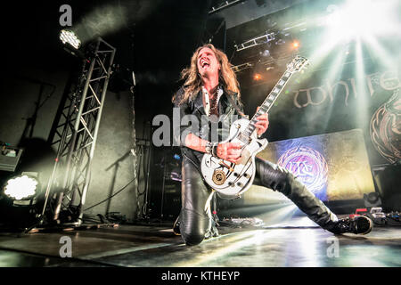 Die englische Rockband Whitesnake führt ein Live Konzert in Sentrum Scene in Oslo. Hier Gitarrist Joel Hoekstra ist live auf der Bühne gesehen. Norwegen, 26/07 2016. Stockfoto