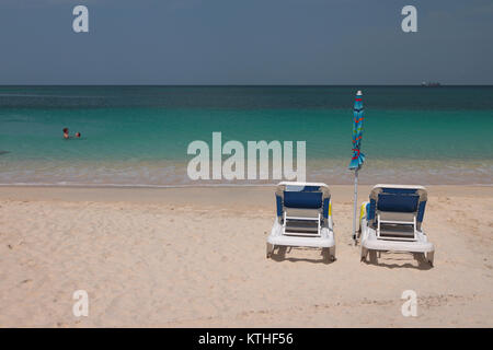 Liegestühle am Strand. St. George's, Grenada Stockfoto