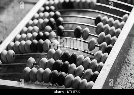 Alte abacus lag auf steinernen Tisch, bis schwarz-weiß Foto mit selektiven Fokus schließen Stockfoto