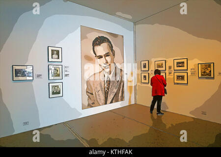 Photoshop Behandlung von einem Zuschauer bei Warhol Familie Fotos an das Andy Warhol Museum in der Innenstadt von Pittsburgh, Pennsylvania ausgestellt. Stockfoto