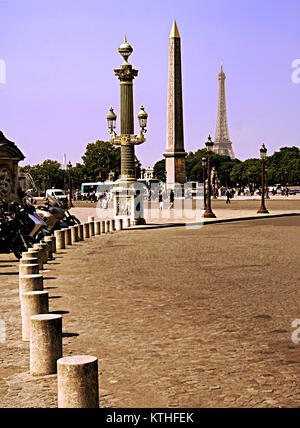 Panorama Blick auf den Place de la Concorde, mit einer Straßenlaterne und der Obelisk von Luxor, der Eiffel Turm im Hintergrund, in Paris. Stockfoto