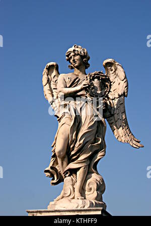 Engel mit der Dornenkrone, von Paolo Naldini, einer der Engel auf der Ponte Sant'Angelo in Rom. Die Beschriftung wird in aerumna mea Dum configitur Spin Stockfoto