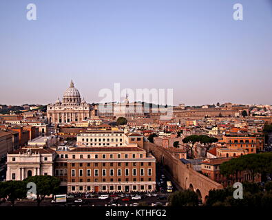 Panoramablick von der Vatikan, Rom, mit der Päpstlichen Basilika St. Peter im Vatikan (St. Peter's Basilica), im Hintergrund. Stockfoto