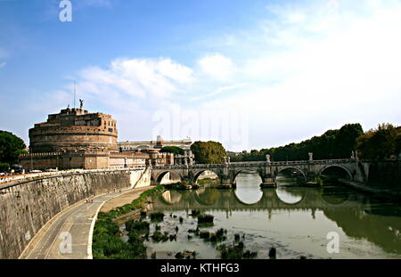 Panoramablick auf das Castel Sant'Angelo (Mausoleum des Hadrian) und Ponte Sant'Angelo (aelian Brücke oder Pons Aelius), in Rom, auf einer sehr bewölkten Tag. Stockfoto