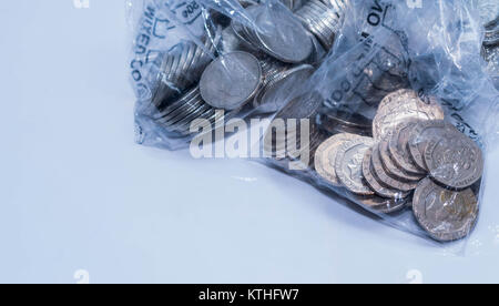 Britische Münzen in Bank coing sammeln Plastiktüten auf einem weißen Hintergrund. Stockfoto