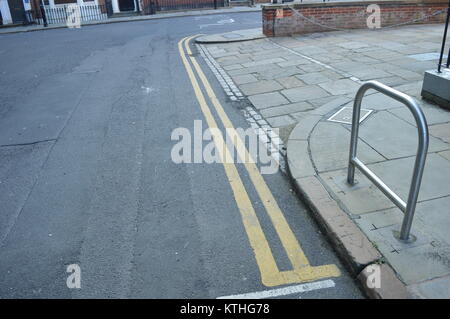Ende der doppelten gelben Linien Stockfoto