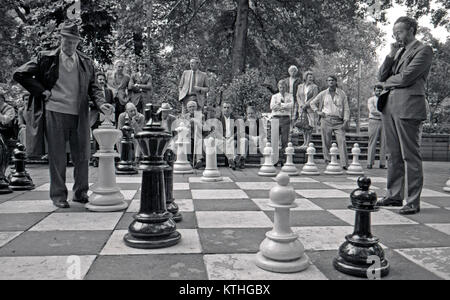 SYDNEY, AUSTRALIEN, circa 1980: Unbekannter Männer Schach spielen vor der Mittagspause eine Menschenmenge in der Sydney Domain, ca. 1980, Sydney, Australien Stockfoto