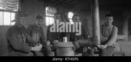 Gruppe von Männern um Herd in den Kasernen sitzen, Ort unbekannt, wahrscheinlich aus dem Ersten Weltkrieg Ära. Stockfoto