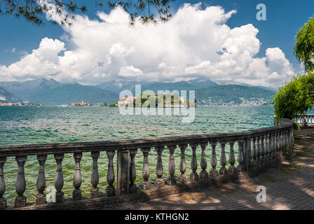 Blick auf die Isola Bella im Lago Maggiore in Italien von einer Promenade entlang der Küste Stockfoto