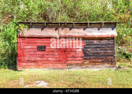 Abgebrochene Retro Vintage Red Barn schuppen Äußeres mit verschlossene Türen und abblätternde Farbe Stockfoto