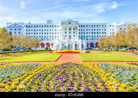 White Sulphur Springs, USA - 20. Oktober 2017: Greenbrier Hotel von außen Eingang mit angelegten Blumen, Autos, West Virginia Stockfoto