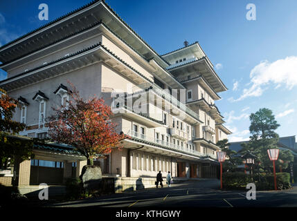 Yasaka Halle Gion Corner Performing Arts Theater in Kyoto Gion Distrikt an einem Herbstmorgen. Gemeinde gionmachi Minamigawa, Kyoto, Kyoto, Japan 201 Stockfoto