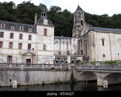 Brantome en Perigord, Abbaye de Saint Pierre de Brantome und Rathaus, La Dronne Fluss, Dordogne, Nouvelle-Aquitaine, Frankreich, Europa Stockfoto