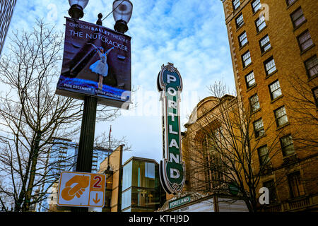 Portland, Oregon, Vereinigte Staaten - 19. Dez., 2017: Die Ikonischen Portland Zeichen von Arlene Schnitzer Concert Hall in der Innenstadt im Winter Stockfoto