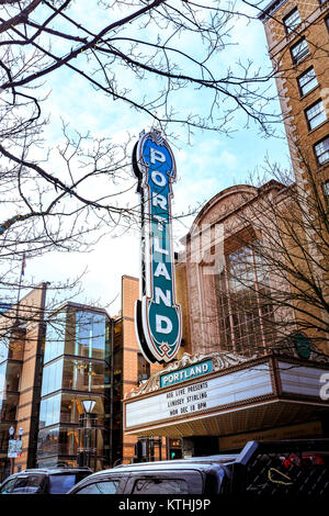 Portland, Oregon, Vereinigte Staaten - 19. Dez., 2017: Die Ikonischen Portland Zeichen von Arlene Schnitzer Concert Hall in der Innenstadt im Winter Stockfoto
