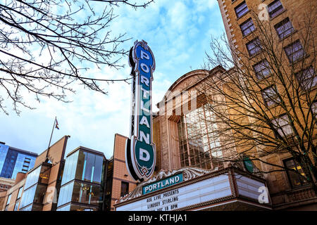 Portland, Oregon, Vereinigte Staaten - 19. Dez., 2017: Die Ikonischen Portland Zeichen von Arlene Schnitzer Concert Hall in der Innenstadt im Winter Stockfoto