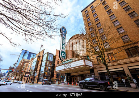 Portland, Oregon, Vereinigte Staaten - 19. Dez., 2017: Die Ikonischen Portland Zeichen von Arlene Schnitzer Concert Hall in der Innenstadt im Winter Stockfoto