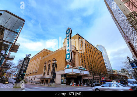 Portland, Oregon, Vereinigte Staaten - 19. Dez., 2017: Die Ikonischen Portland Zeichen von Arlene Schnitzer Concert Hall in der Innenstadt im Winter Stockfoto