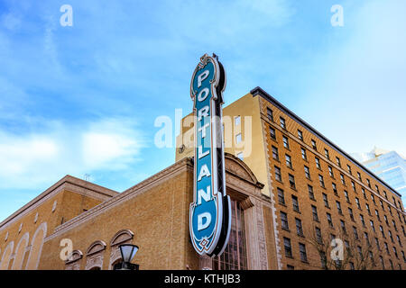Portland, Oregon, Vereinigte Staaten - 19. Dez., 2017: Die Ikonischen Portland Zeichen von Arlene Schnitzer Concert Hall in der Innenstadt im Winter Stockfoto