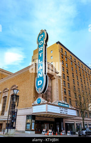 Portland, Oregon, Vereinigte Staaten - 19. Dez., 2017: Die Ikonischen Portland Zeichen von Arlene Schnitzer Concert Hall in der Innenstadt im Winter Stockfoto