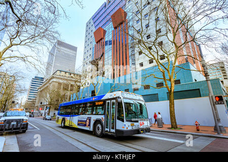 Portland, Oregon, USA - 19.12.2017: TriMet Bus vor Portland Gebäude in der Innenstadt von Portland Stockfoto