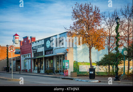 Hauptstraße in Frisco, Texas. Frisco ist eine Stadt im Collin und Denton Grafschaften in Texas, Dallas - Fort Worth Metroplex. Stockfoto