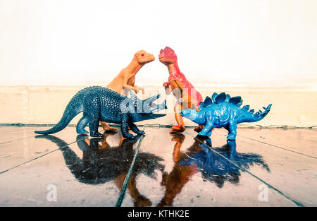 Tyrannosaurus rex und andere Dinosaurier auf einem Holzboden mit Reflexion Stockfoto