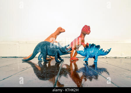 Tyrannosaurus rex und andere Dinosaurier auf einem Holzboden mit Reflexion Stockfoto