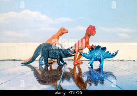 Tyrannosaurus rex und andere Dinosaurier auf einem Holzboden mit Reflexion Stockfoto