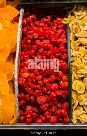 Trockene Frucht der verschiedenen Art befindet sich in einem Markt verkauft. Stockfoto