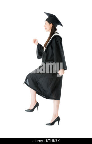 Lächelnd hübschen weiblichen College Graduate student Bis zu Fuß auf die Schritte der zukünftigen Karriere und Intensivierung erwarten Ihre erfolgreiche auf weißem Hintergrund Stockfoto