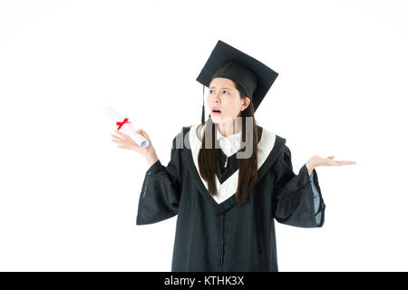 Schöne junge weibliche Schulabgänger Gefühl über Zukunft planen auf weißem Hintergrund verwirrt. Stockfoto