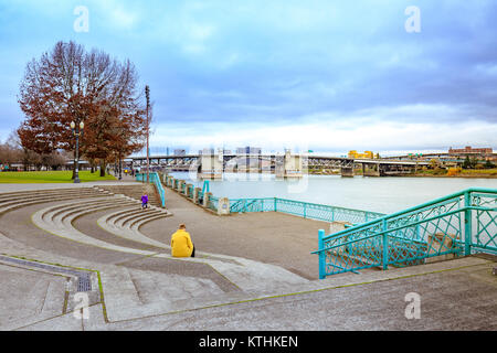 Portland, USA - Dec 19, 2017: Blick auf die Morrison Brücke und Fluss Willamette Blick von der Waterfront Park in der Innenstadt von Portland Stockfoto