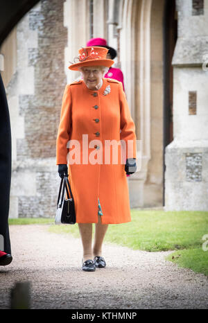 25. Dezember 2017 Sandringham in Großbritannien britische Königin Elizabeth führt der britischen königlichen Familie, da sie eine Weihnachtsmesse in St. Maria Magdalena Kirche auf dem Sandringham Estate in Norfolk. Prinz Harrys Freundin amerikanische Schauspielerin Meghan Markle nahmen an dem Service, der von der Königin eingeladen, der Familie Weihnachten feiern. Stockfoto