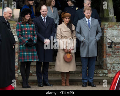 Die britische Königin Elizabeth führt der britischen königlichen Familie, da sie eine Weihnachtsmesse in St. Maria Magdalena Kirche auf dem Sandringham Estate in Norfolk. Prinz Harrys Freundin amerikanische Schauspielerin Meghan Markle nahmen an dem Service, der von der Königin eingeladen, der Familie Weihnachten feiern. Stockfoto