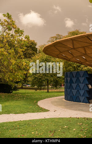 Serpentine Pavillon 2017, entworfen von Francis Kéré. Am Tag der Sturm Ophelia Stockfoto