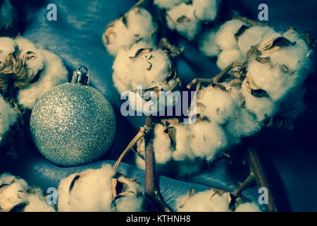 Frohe Weihnachten und guten Rutsch ins Neue Jahr Grußkarte mit christmas ball und Dekoration. Stockfoto