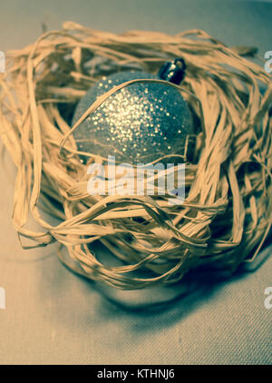 Frohe Weihnachten und guten Rutsch ins Neue Jahr Grußkarte mit christmas ball und Dekoration. Stockfoto