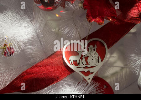 Frohe Weihnachten und Neujahr Grußkarte, weiße und rote Weihnachten Dekoration. Stockfoto
