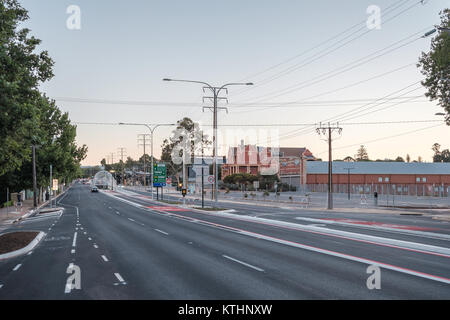 Adelaide, Australien - 25. Dezember 2017: Neue $ 160 Mio. Adelaide O-Bahn Verlängerung Tunnel Eingang mit frisch markierten Busspuren in der Princes Highway A21 v Stockfoto