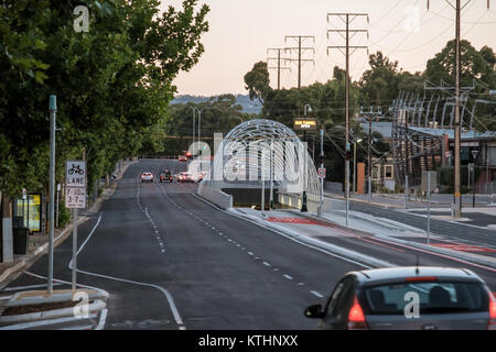 Adelaide, Australien - 25. Dezember 2017: Neue $ 160 Mio. Adelaide O-Bahn Verlängerung Tunnel Eingang mit frisch markierten Busspuren in der Princes Highway A21 v Stockfoto