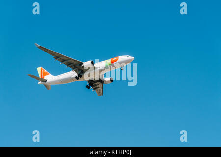 Lissabon, Portugal - 14 AUGUST, 2017: TAP Air Portugal Verkehrsflugzeug von Humberto Delgado Flughafen in Lissabon. Stockfoto