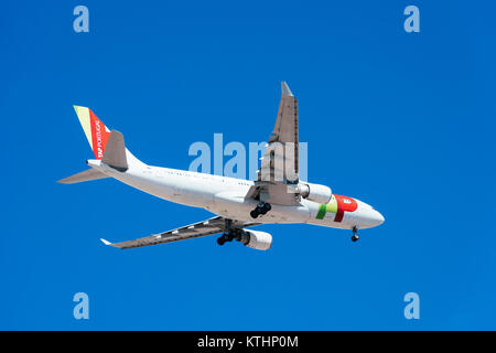 Lissabon, Portugal - 14 AUGUST, 2017: TAP Air Portugal Verkehrsflugzeug von Humberto Delgado Flughafen in Lissabon. Stockfoto