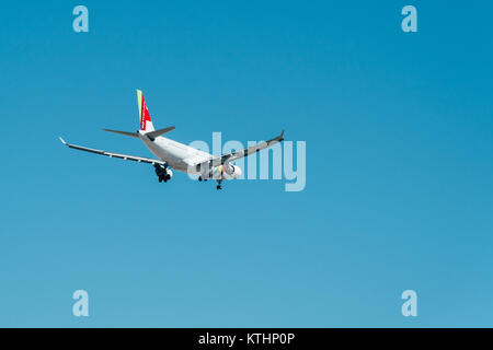 Lissabon, Portugal - 14 AUGUST, 2017: TAP Air Portugal Verkehrsflugzeug von Humberto Delgado Flughafen in Lissabon. Stockfoto