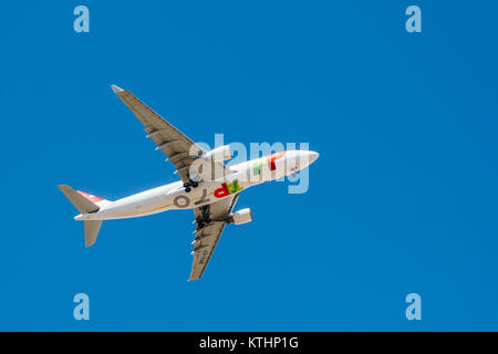 Lissabon, Portugal - 14 AUGUST, 2017: TAP Air Portugal Verkehrsflugzeug von Humberto Delgado Flughafen in Lissabon. Stockfoto