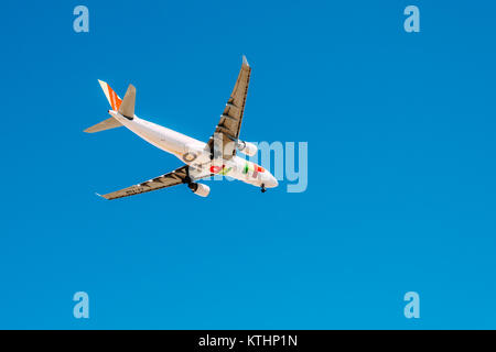 Lissabon, Portugal - 14 AUGUST, 2017: TAP Air Portugal Verkehrsflugzeug von Humberto Delgado Flughafen in Lissabon. Stockfoto