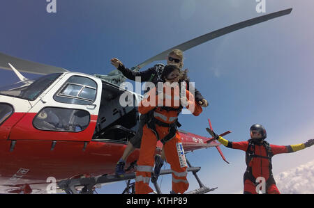 Wow, dieses Tandem skydiving Paar ist Sprung von einem Hubschrauber. Der Fluggast ist schreien Aufgrund der unsicheren, die jetzt kommt. Stockfoto