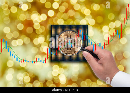 Bitcoins mit Kerze stick Grafik und Hand mit Lupe. Stockfoto