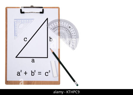 Satz des Pythagoras. Zwischenablage Dreieck Winkelmesser Bleistift auf weißem Hintergrund. Stockfoto