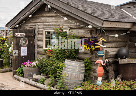 Berühmte Salty Dawg Saloon in der ursprünglichen Log Cabin 1897 entlang der Marsh Boardwalk auf Homer Spit auf Kamishak Bay in Homer, Alaska gebaut. Stockfoto